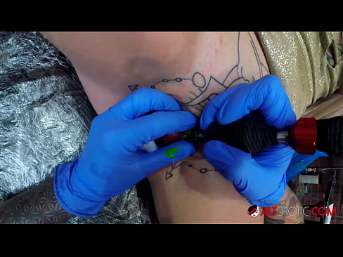 ❤️ Sully Savage, hottie estremamente tatuata, hà fattu un tatuatu nantu à u clitoris ❤❌ Video sessu à porn co.xxxbunker.ru ❌❤